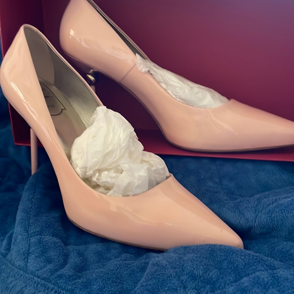 Roger vivier light pink 9 heels with gold detail. EUC condition. Worn once.
